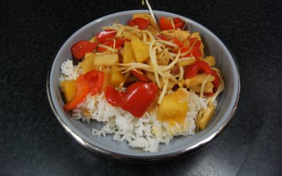 Zoetzure kip met ananas en waterkastanje