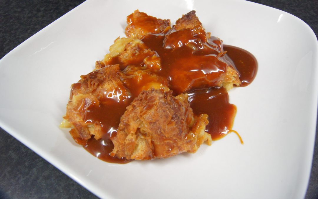 Broodpudding van croissants met karamelsaus