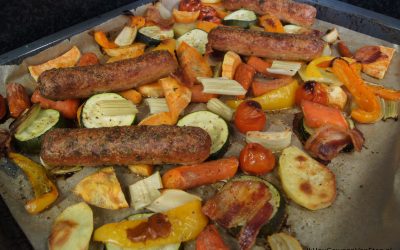 Traybake met zoete aardappel en voorgegaarde barbecueworstjes