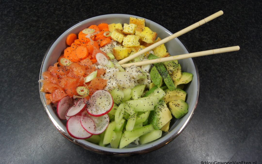 Pokébowl met avocado, zalm- en omeletblokjes