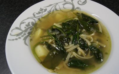 Oosterse miesoep met spinazie en aardappel