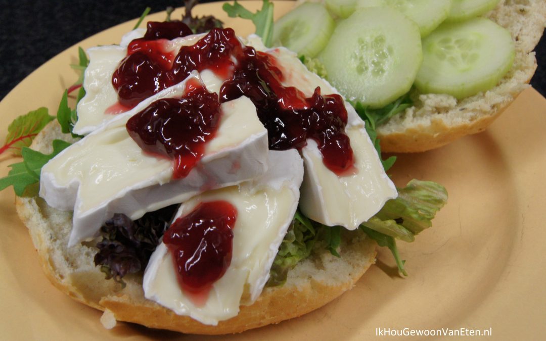 Broodje brie met rucola melange, viervruchten confiture en komkommer