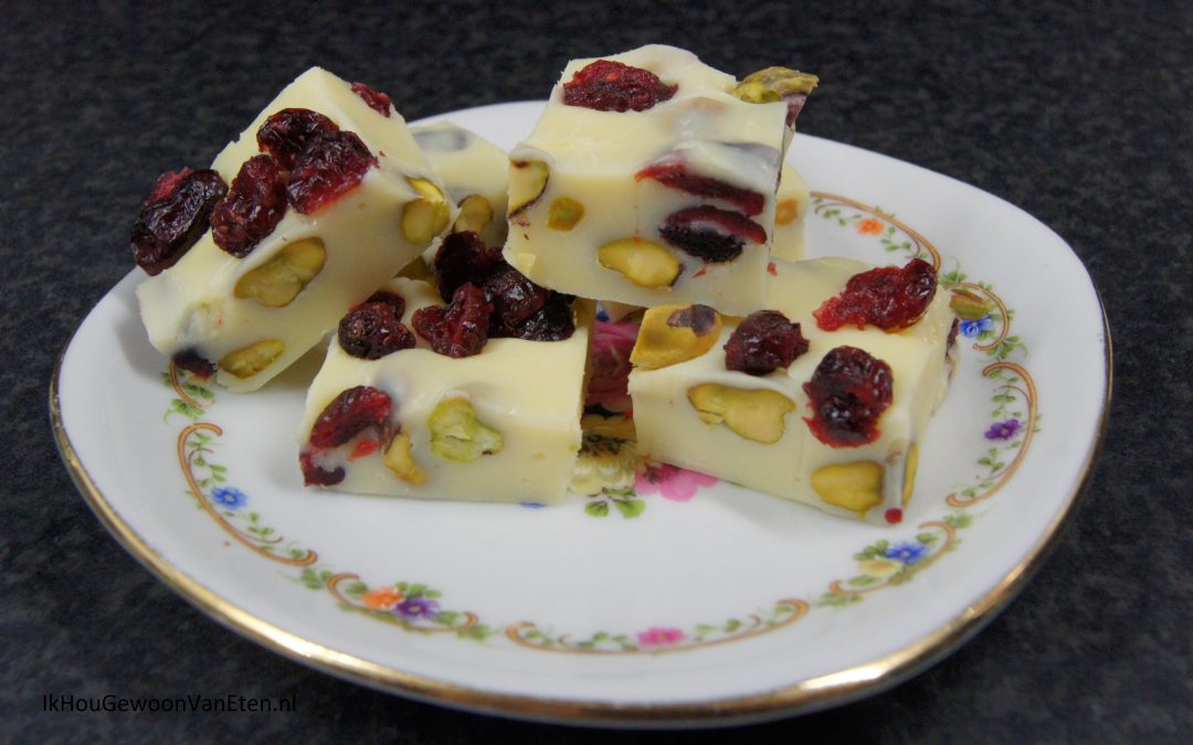 Fudge van witte chocolade met pistachenoten en cranberries