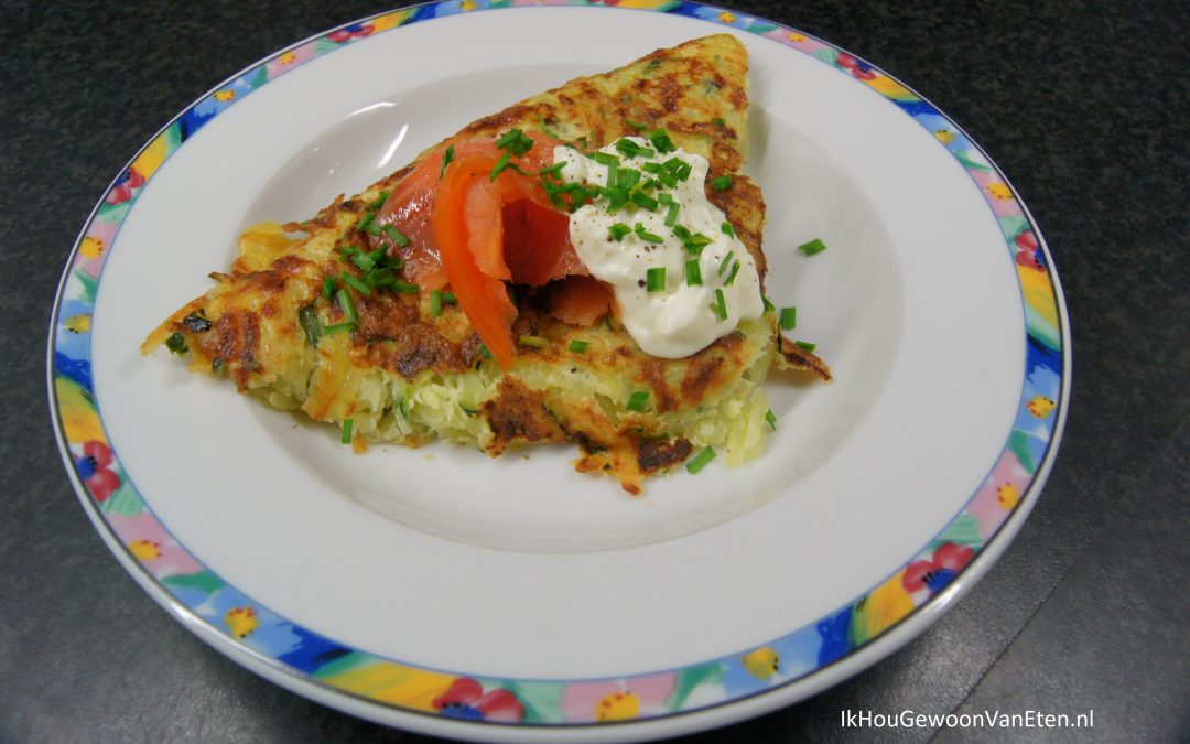 Aardappel-courgette-rösti met zalm en crème fraîche