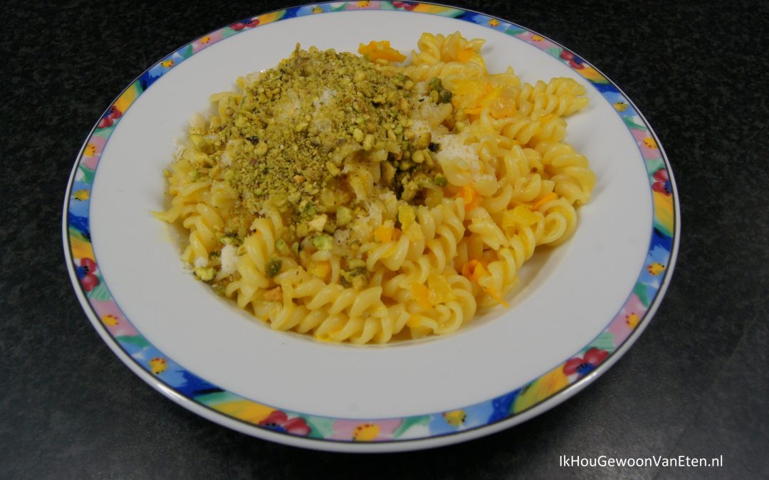 Fusilli met paprikasaus, pistachekruimels en Parmezaan