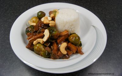 Spruiten met vega-reepjes in ketjapsaus