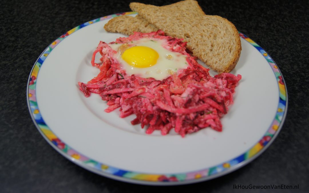 Bietjes en knolselderij met feta en eieren van de bakplaat
