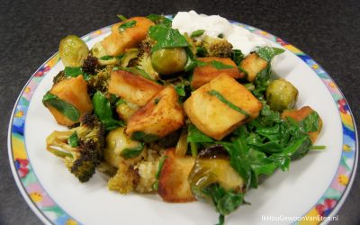 Spruitjes en broccoli met harissa en kaasburgers van de bakplaat