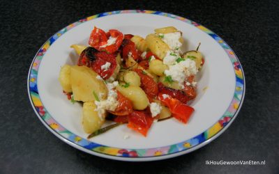 Traybake met gnocchi, pastinaak, puntpaprika en ricotta