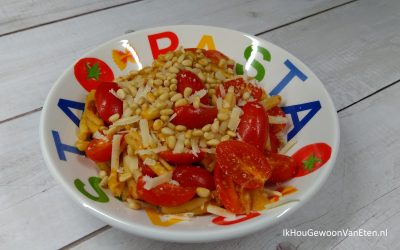 Pasta met rode pesto, asperges en snoeptomaatjes