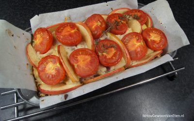 Bonenbrood met komijnekaas, appel en tomaat