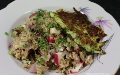 Bulgur met aubergine, radijs en feta en courgette-pannenkoekjes