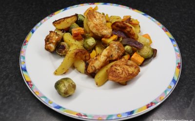 Traybake met ovengroenten, aardappelpartjes en kip