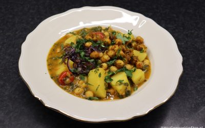 Curry met aardappel, kikkererwten en boerenkool