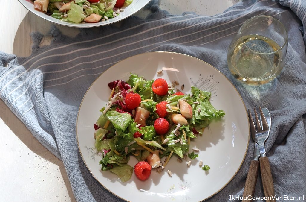 Salade met frambozen en serrano-roomkaas rolletjes