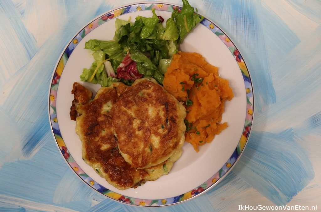 Courgettepannenkoekjes met halloumi en parmezaan