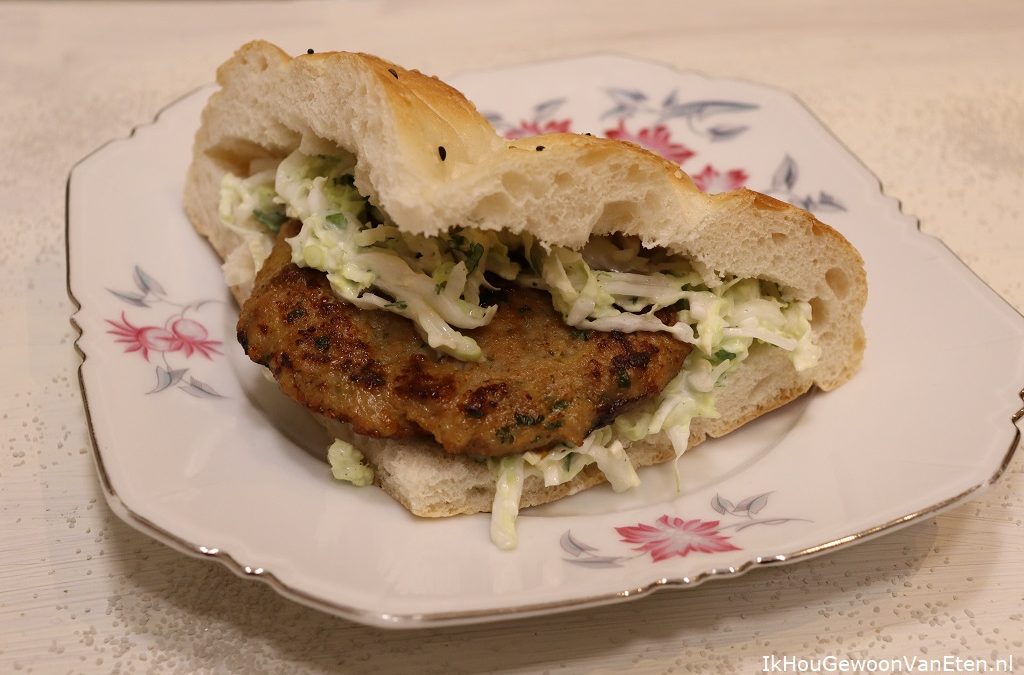 Thaise kipburgers met kokos-koolsalade