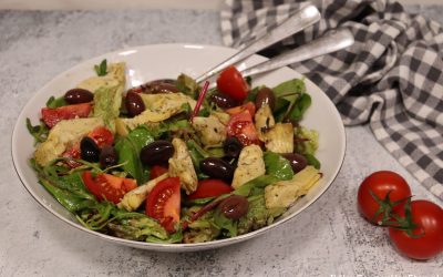 Salade met tomaat, artisjok en olijven