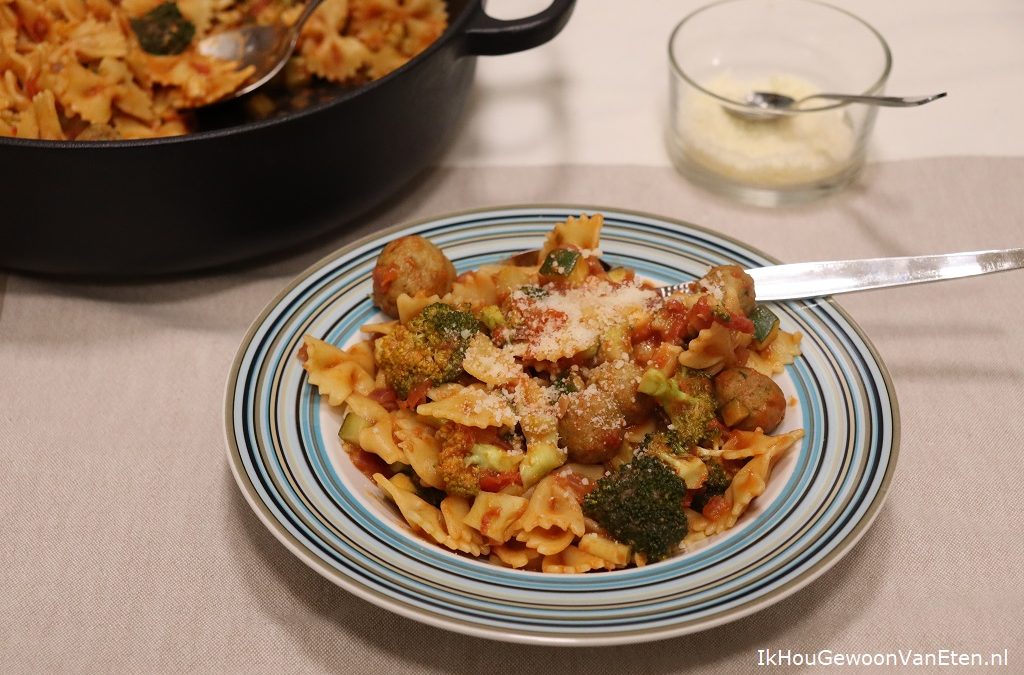 Farfalle met broccoli, courgette en “watervlees”