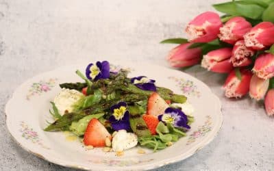 Lente-salade met gegrilde groene asperges, aardbeien en mozzarella