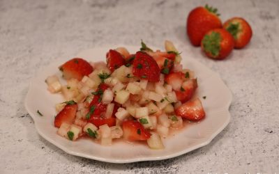 Salade van koolrabi en aardbei